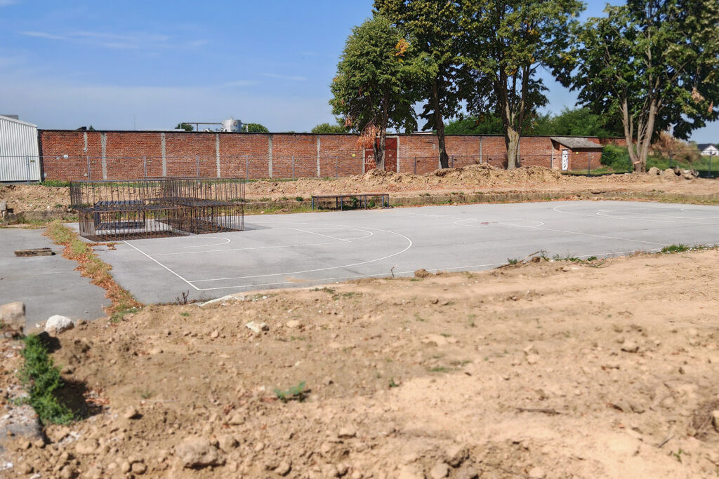 Radovi na košarkaškom igralištu na Vegeški: U narednim danima betoniranje tribina i priprema za nadstrešnicu - galerija 3 Radovi na košarkaškom igralištu na Vegeški: U narednim danima betoniranje tribina i priprema za nadstrešnicu
