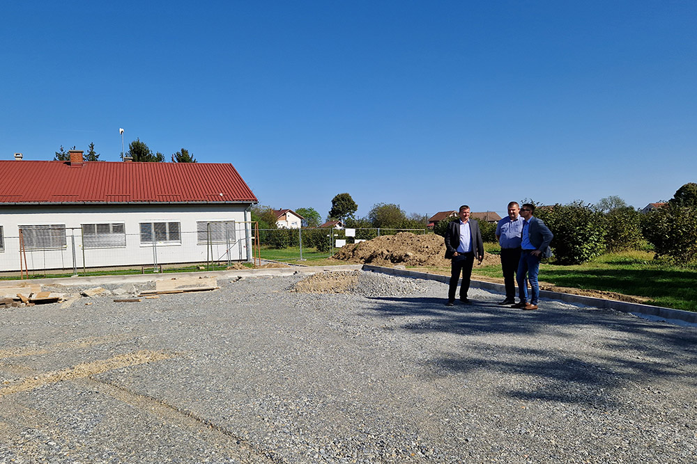 Rezovac dobiva novo igralište, radove obišli gradonačelnik Ivica Kirin i pročelnik Alen Bjelica - galerija 1 Rezovac dobiva novo igralište, radove obišli gradonačelnik Ivica Kirin i pročelnik Alen Bjelica