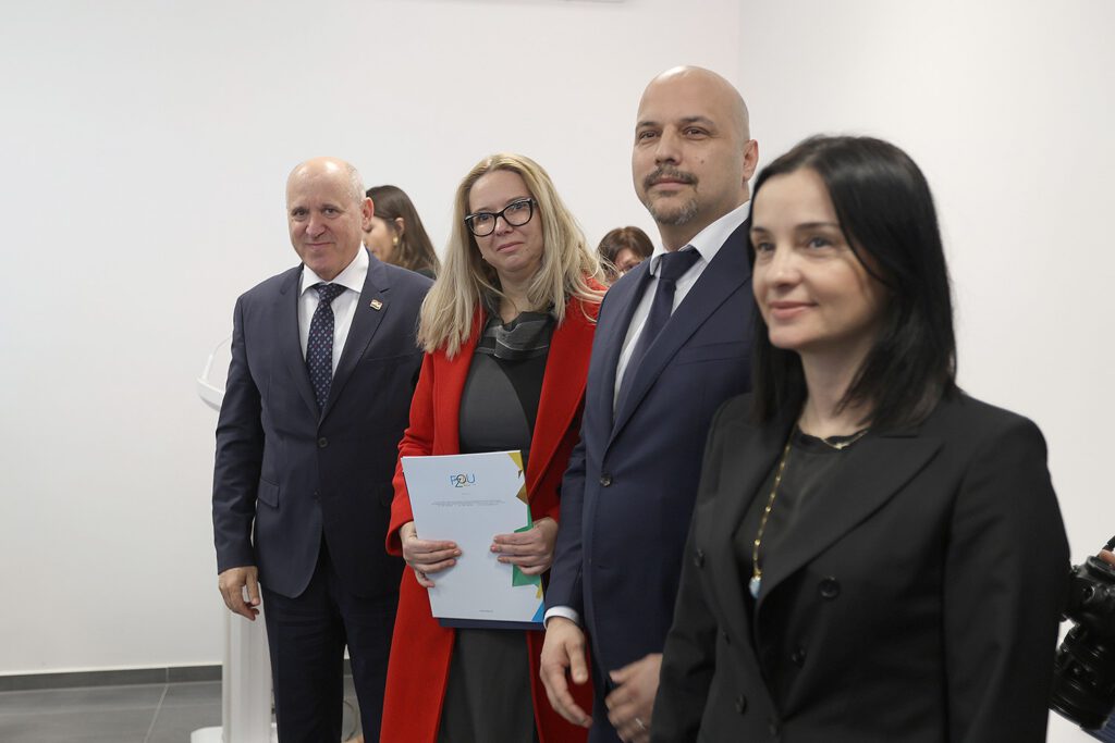 U Viroviticu stigli ugovori za III. osnovnu školu, energetsku obnovu zgrade 1 Dječjeg vrtića Cvrčak te zamjenu rashladnika vode u zgradi 5 - galerija 1 U Viroviticu stigli ugovori za III. osnovnu školu, energetsku obnovu zgrade 1 Dječjeg vrtića Cvrčak te zamjenu rashladnika vode u zgradi 5