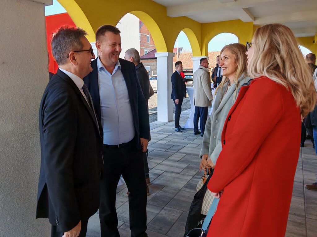 U Viroviticu stigli ugovori za III. osnovnu školu, energetsku obnovu zgrade 1 Dječjeg vrtića Cvrčak te zamjenu rashladnika vode u zgradi 5 - galerija 3 U Viroviticu stigli ugovori za III. osnovnu školu, energetsku obnovu zgrade 1 Dječjeg vrtića Cvrčak te zamjenu rashladnika vode u zgradi 5