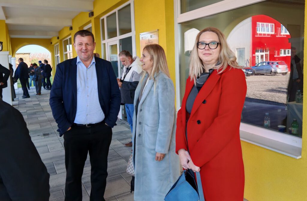 U Viroviticu stigli ugovori za III. osnovnu školu, energetsku obnovu zgrade 1 Dječjeg vrtića Cvrčak te zamjenu rashladnika vode u zgradi 5 - galerija 4 U Viroviticu stigli ugovori za III. osnovnu školu, energetsku obnovu zgrade 1 Dječjeg vrtića Cvrčak te zamjenu rashladnika vode u zgradi 5