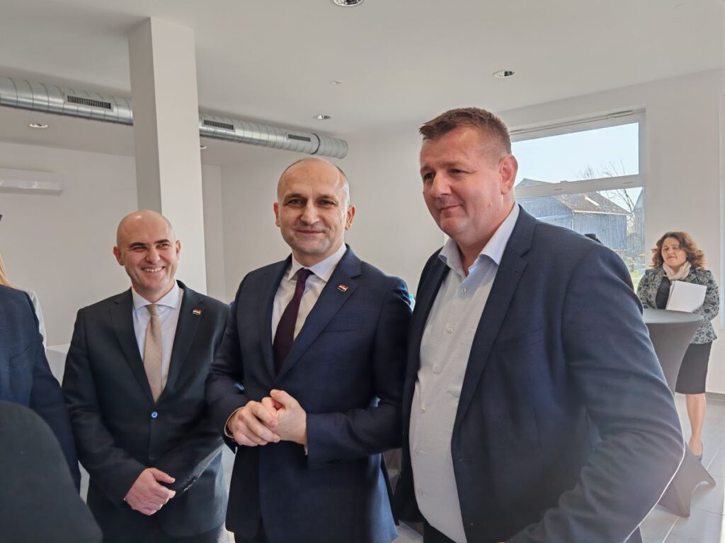 U Viroviticu stigli ugovori za III. osnovnu školu, energetsku obnovu zgrade 1 Dječjeg vrtića Cvrčak te zamjenu rashladnika vode u zgradi 5 - galerija 8 U Viroviticu stigli ugovori za III. osnovnu školu, energetsku obnovu zgrade 1 Dječjeg vrtića Cvrčak te zamjenu rashladnika vode u zgradi 5